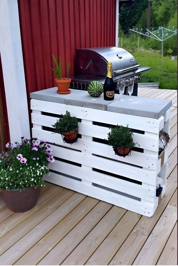 DIY Outdoor Grill Bar with White Pallet and Concrete Countertop